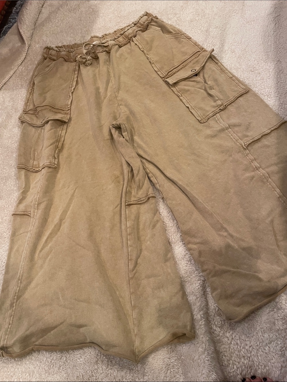 Easel Women’s Cropped Wide-Leg Cargo Pants in Tan
